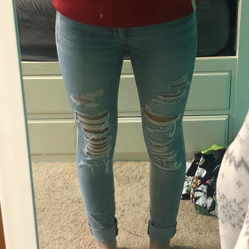 Amerian Eagle light wash distressed skinny jeans